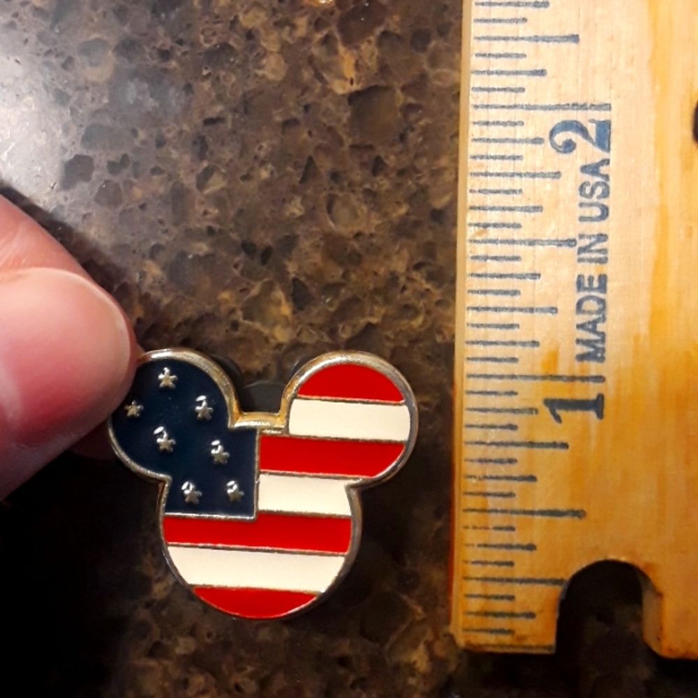 2001 USA American Flag Mickey Mouse Trading Pin